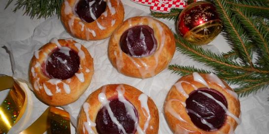 Булочки со сливами и глазурью