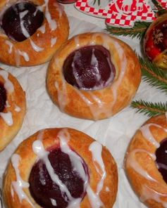 Булочки со сливами и глазурью