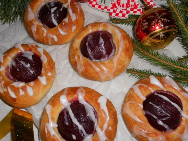 Рецепт булочек со сливами и глазурью