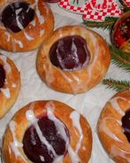 Булочки со сливами и глазурью