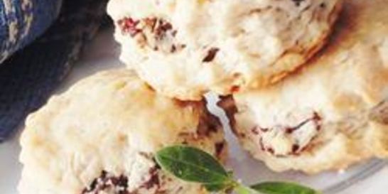 Быстрые сметанные булочки с изюмом и корицей