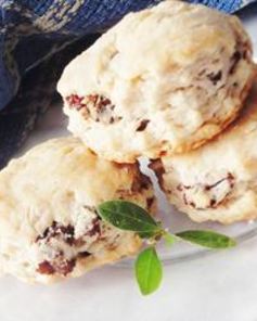 Быстрые сметанные булочки с изюмом и корицей