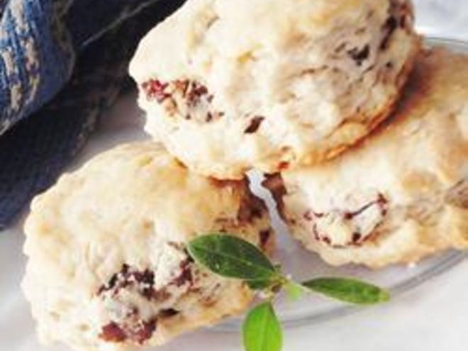 Рецепт быстрых сметанных булочек с изюмом и корицей