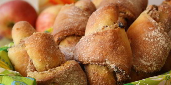 Быстрые творожные круассаны с яблочно-ореховой начинкой