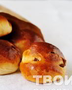 Дрожжевые булочки с изюмом