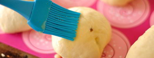 дрожжевые булочки с изюмом. Шаг 11