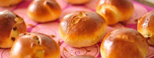 дрожжевые булочки с изюмом. Шаг 12