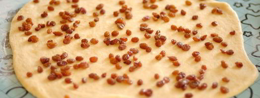 дрожжевые булочки с изюмом. Шаг 8