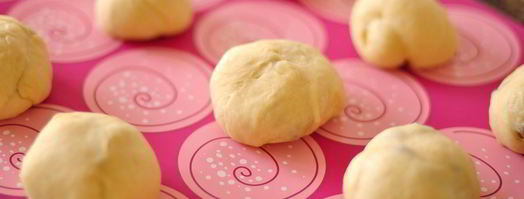 дрожжевые булочки с изюмом. Шаг 10