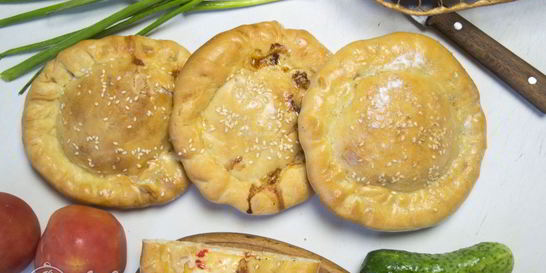 Дрожжевые булочки с колбасой и сыром