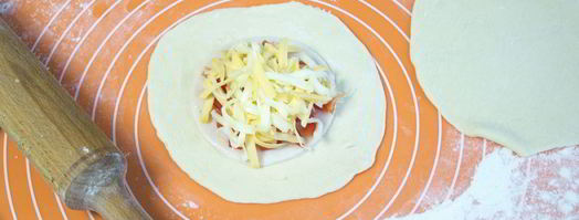 дрожжевые булочки с колбасой и сыром. Шаг 6