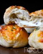 Дрожжевые булочки с сыром