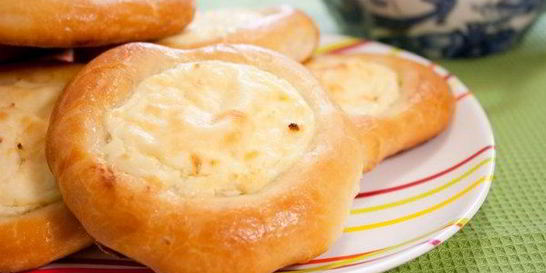 Дрожжевые ватрушки с творогом по-домашнему