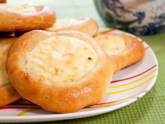 Рецепт дрожжевых ватрушек с творогом по-домашнему