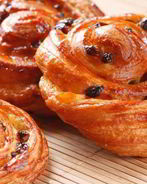 Дрожжевые венские булочки с изюмом