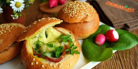 Горячие булочки с яйцом и сыром