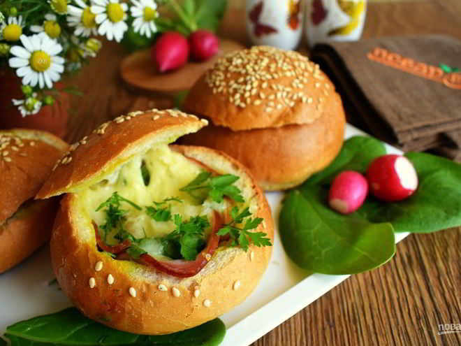Рецепт горячих булочек с яйцом и сыром