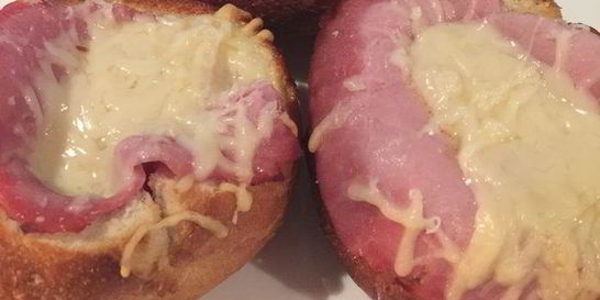 Горячие булочки с яйцом, сыром и ветчиной на завтрак