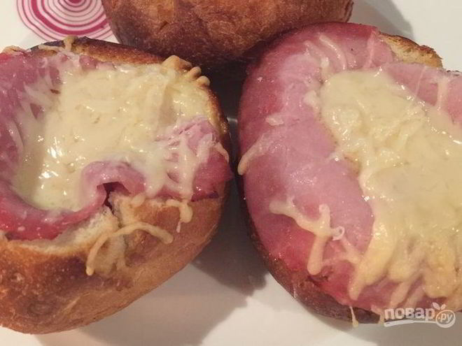 Рецепт горячих булочек с яйцом, сыром и ветчиной на завтрак