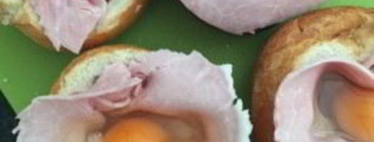 горячие булочки с яйцом, сыром и ветчиной на завтрак. Шаг 4