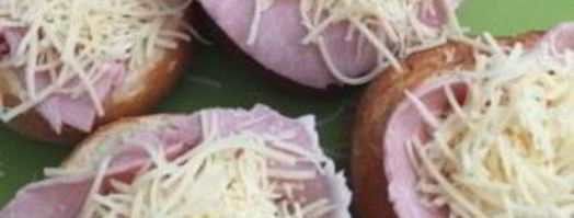 горячие булочки с яйцом, сыром и ветчиной на завтрак. Шаг 5