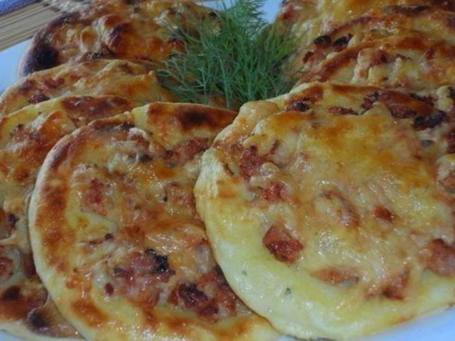 Рецепт картофельных ватрушек с курицей и луком