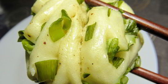 Китайские паровые булочки с зеленым луком