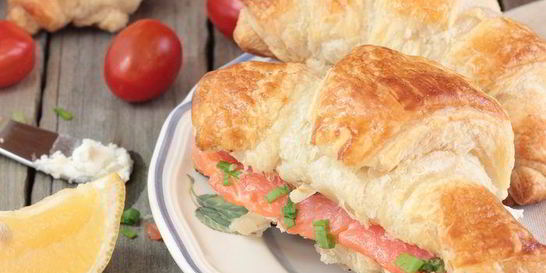 Круассан с семгой и сливочным сыром