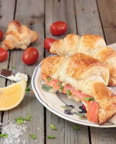 Круассан с семгой и сливочным сыром