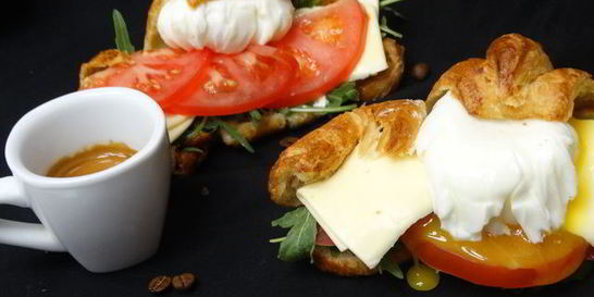 Круассан с яйцом пашот