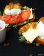 Круассан с яйцом пашот