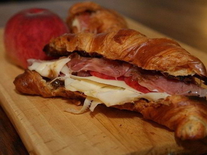 Рецепт круассанов с сыром, персиком и пармской ветчиной