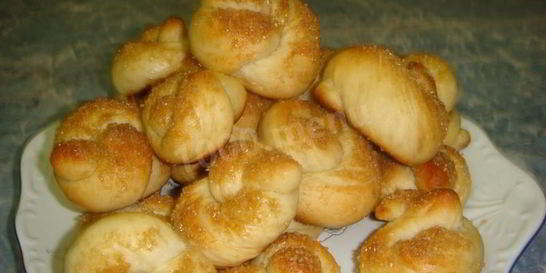 Медовые плюшки с сахаром из дрожжевого теста