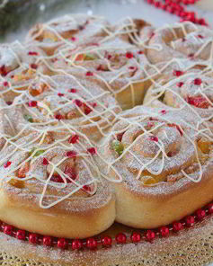 Праздничные булочки с марципаном и цукатами