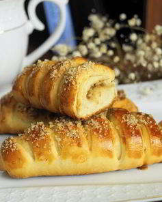 Сдобные булочки с грецкими орешками