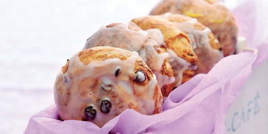 Сдобные булочки с изюмом и шоколадом