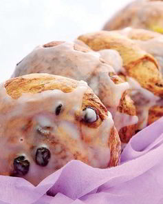 Сдобные булочки с изюмом и шоколадом