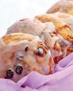 Сдобные булочки с изюмом и шоколадом