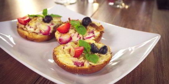 Сладкая булочка с рикоттой, клубникой, голубикой и мятой