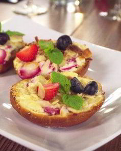 Сладкая булочка с рикоттой, клубникой, голубикой и мятой