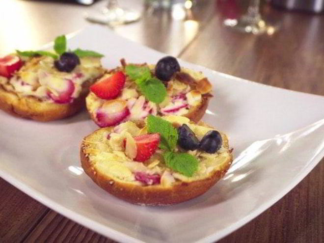 Рецепт сладкой булочки с рикоттой, клубникой, голубикой и мятой