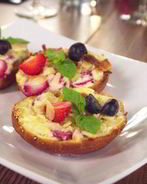 Сладкая булочка с рикоттой, клубникой, голубикой и мятой