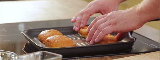 сладкая булочка с рикоттой, клубникой, голубикой и мятой. Шаг 2