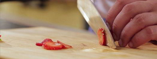 сладкая булочка с рикоттой, клубникой, голубикой и мятой. Шаг 3