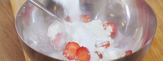 сладкая булочка с рикоттой, клубникой, голубикой и мятой. Шаг 4