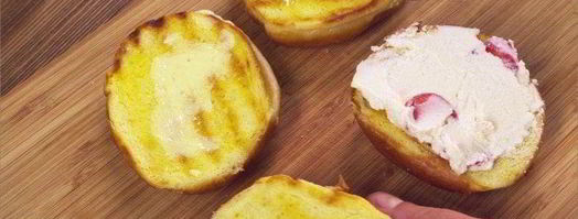 сладкая булочка с рикоттой, клубникой, голубикой и мятой. Шаг 5