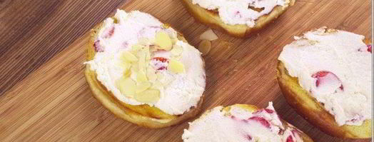 сладкая булочка с рикоттой, клубникой, голубикой и мятой. Шаг 6