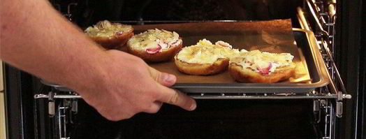 сладкая булочка с рикоттой, клубникой, голубикой и мятой. Шаг 7