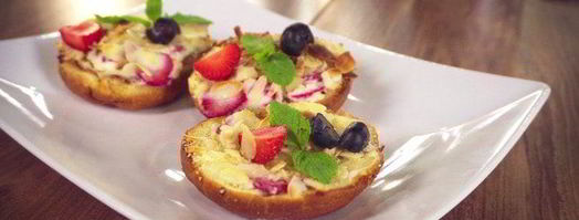 сладкая булочка с рикоттой, клубникой, голубикой и мятой. Шаг 8