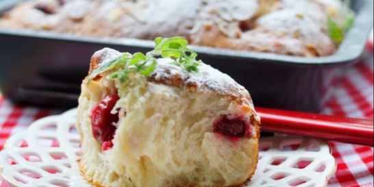 Сладкие булочки с вишней, белым шоколадом и миндалем